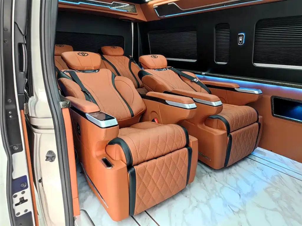 Toyota Hiace — фото 7