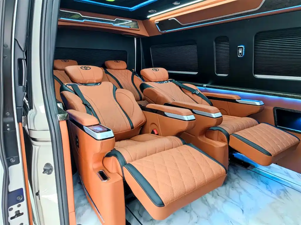 Toyota Hiace — фото 8