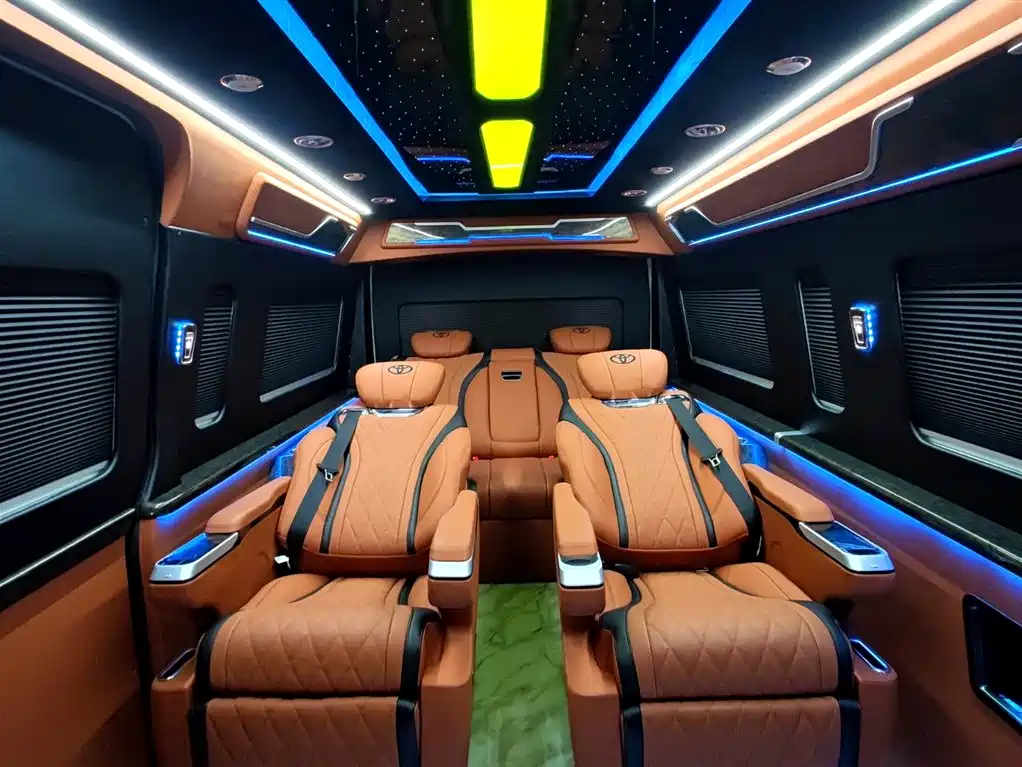 Toyota Hiace — фото 10