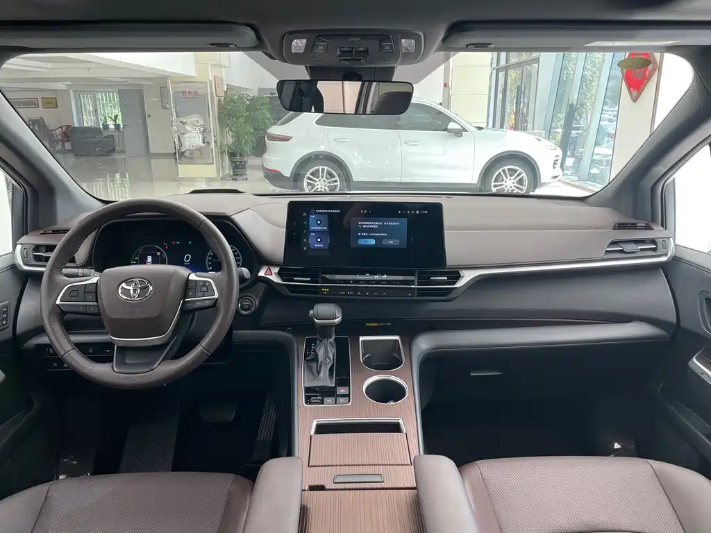 Toyota Granvia — фото 17