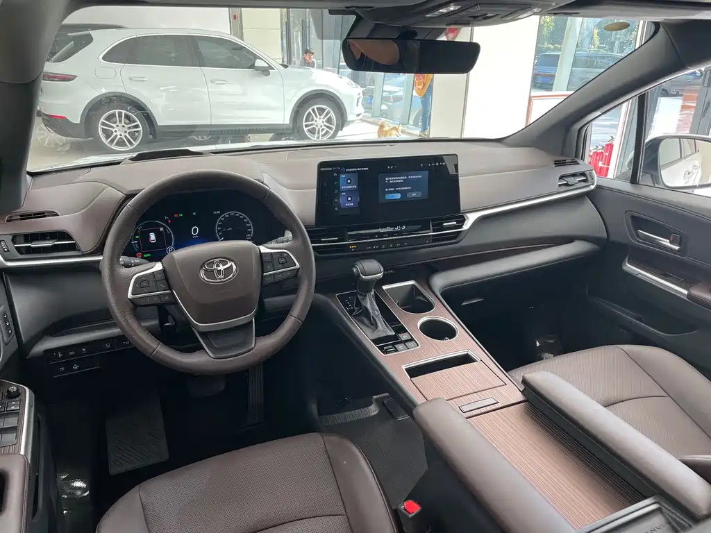 Toyota Granvia — фото 23