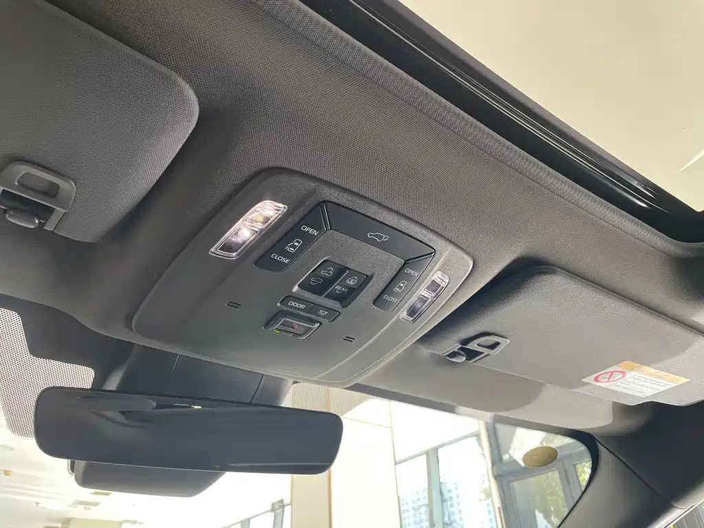Toyota Granvia — фото 29