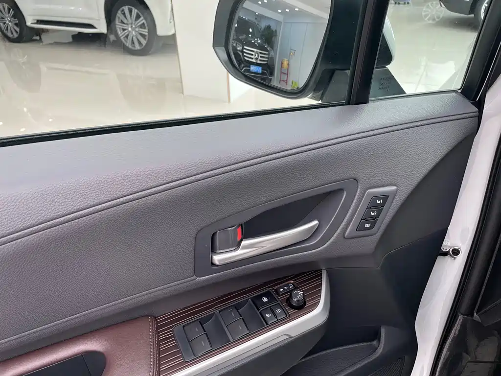 Toyota Granvia — фото 31
