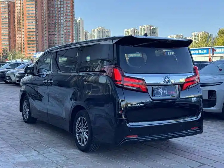 Toyota Alphard — фото 2