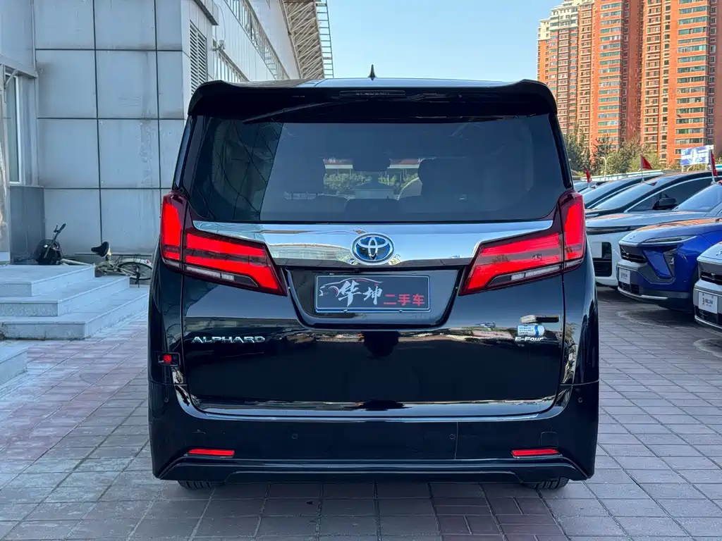 Toyota Alphard — фото 20