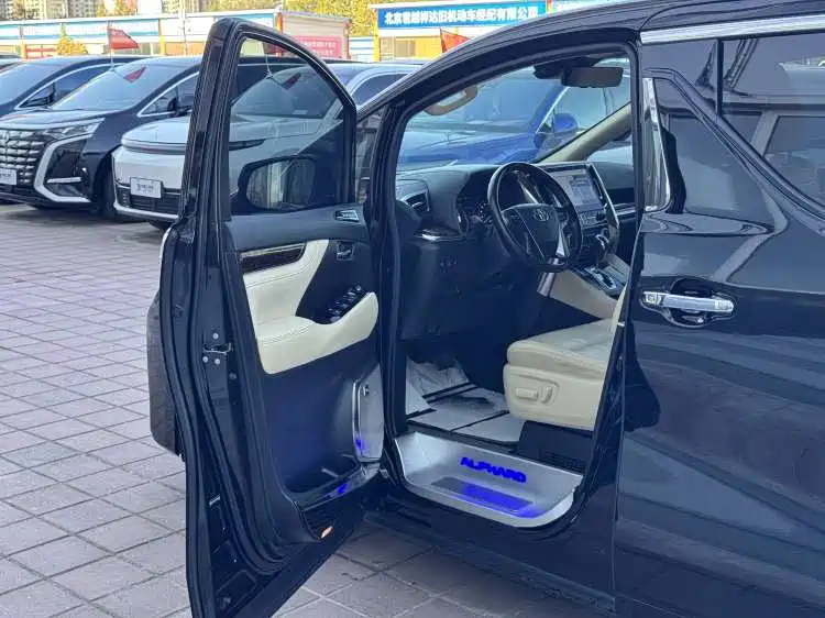 Toyota Alphard — фото 3