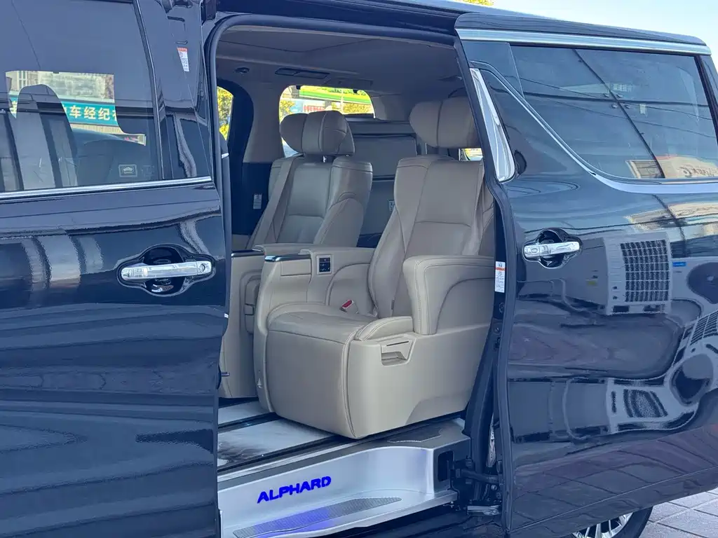 Toyota Alphard — фото 9