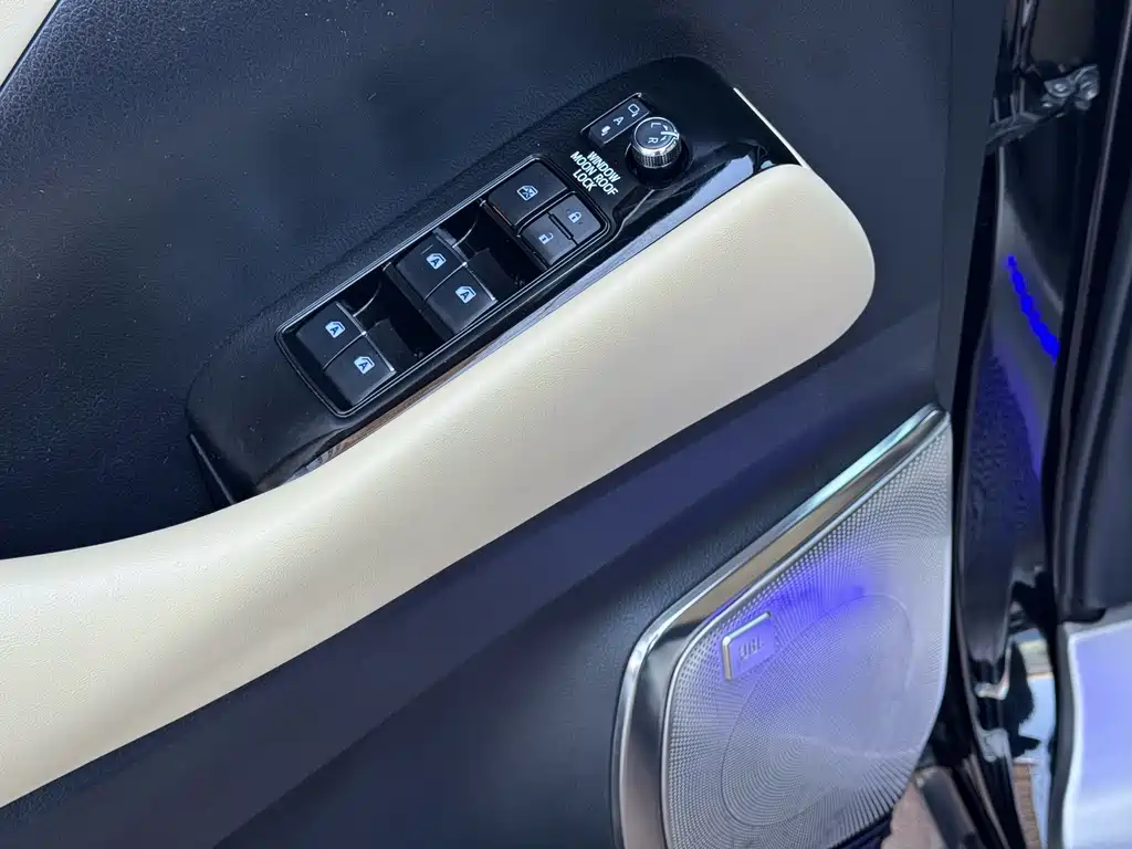 Toyota Alphard — фото 10