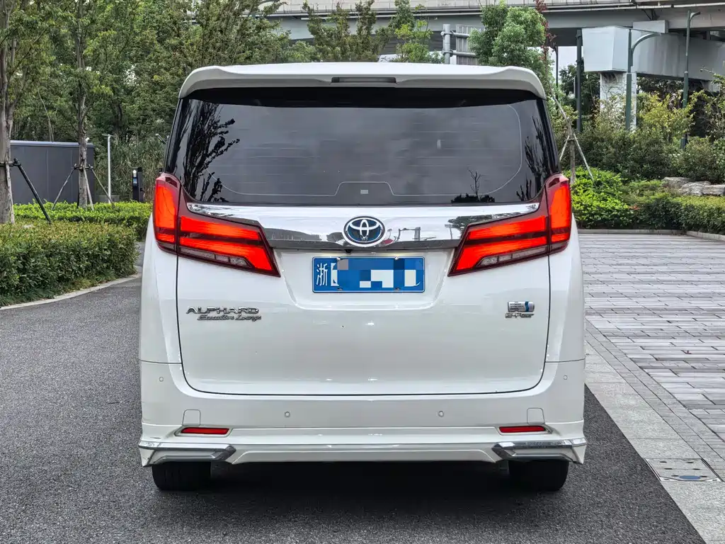 Toyota Alphard — фото 5