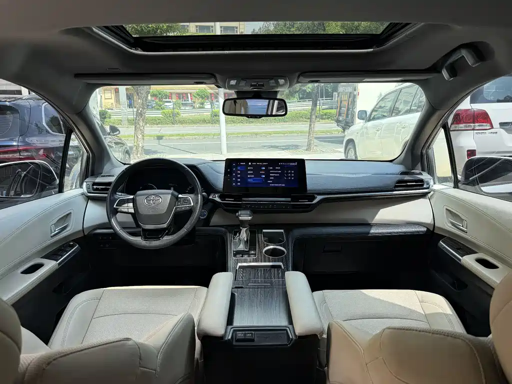 Toyota Sienna — фото 11