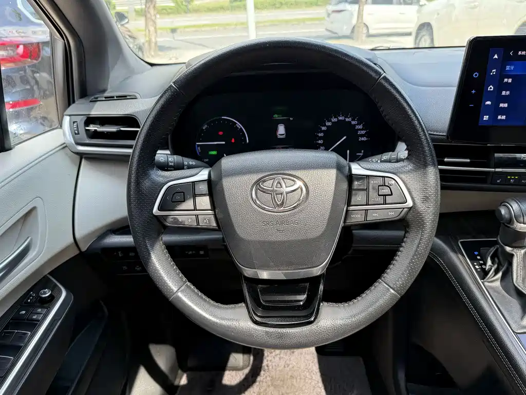 Toyota Sienna — фото 16