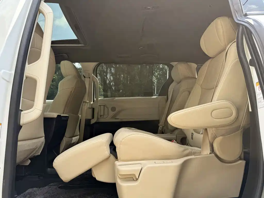 Toyota Sienna — фото 10
