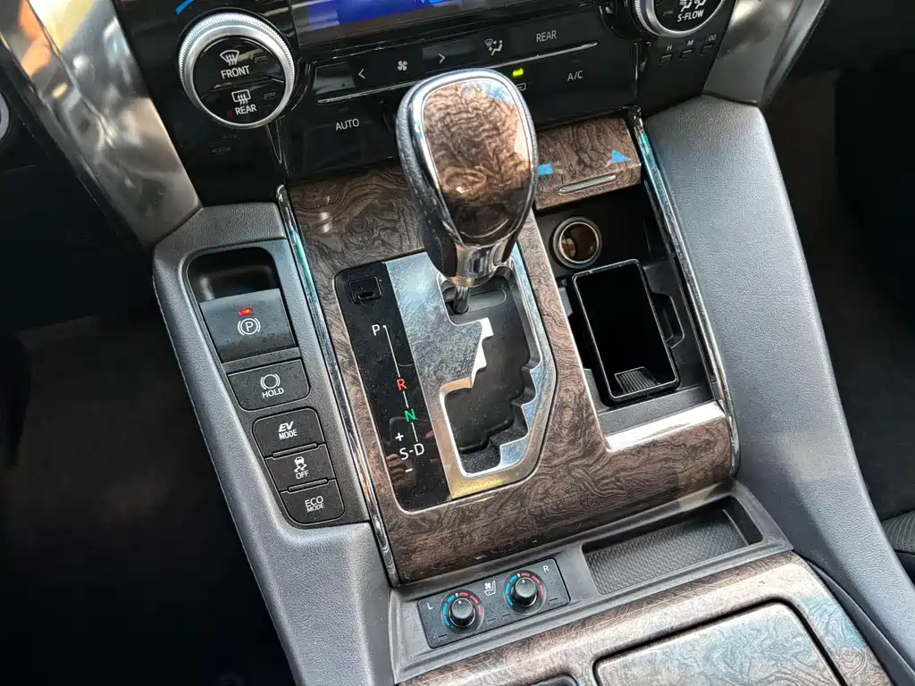 Toyota Vellfire — фото 17