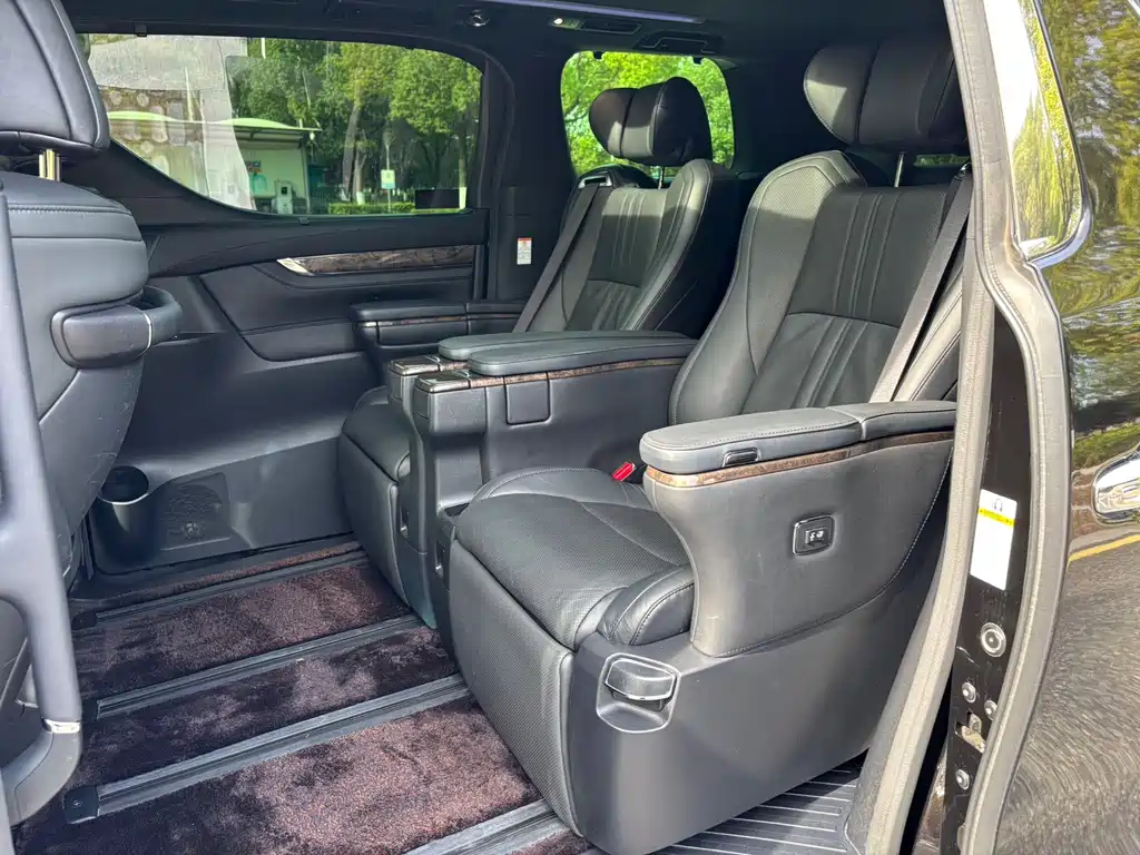 Toyota Vellfire — фото 8