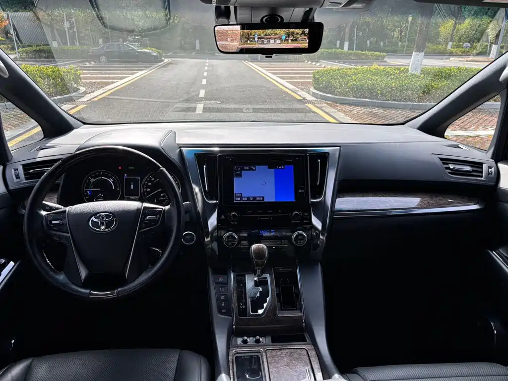 Toyota Vellfire — фото 10