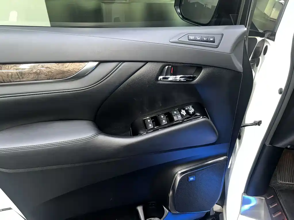 Toyota Alphard — фото 14