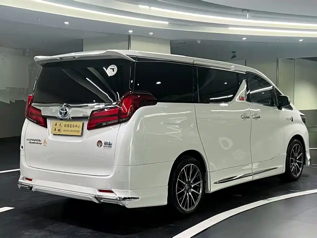 Toyota Alphard — фото 4
