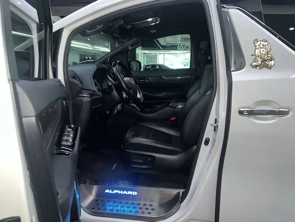 Toyota Alphard — фото 6