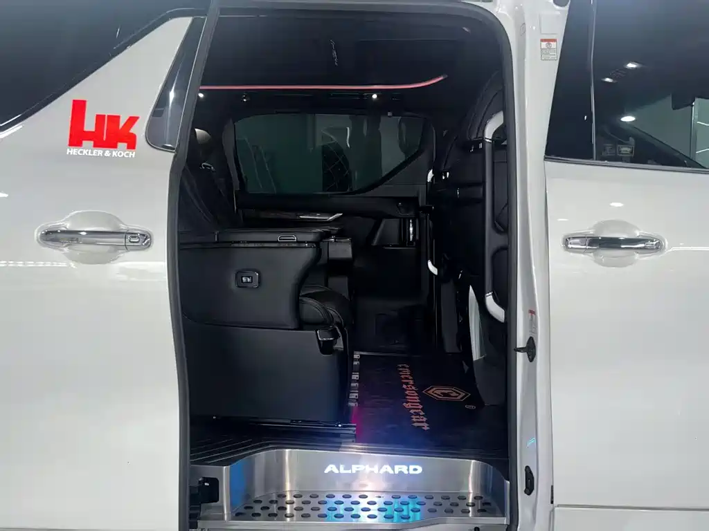 Toyota Alphard — фото 8