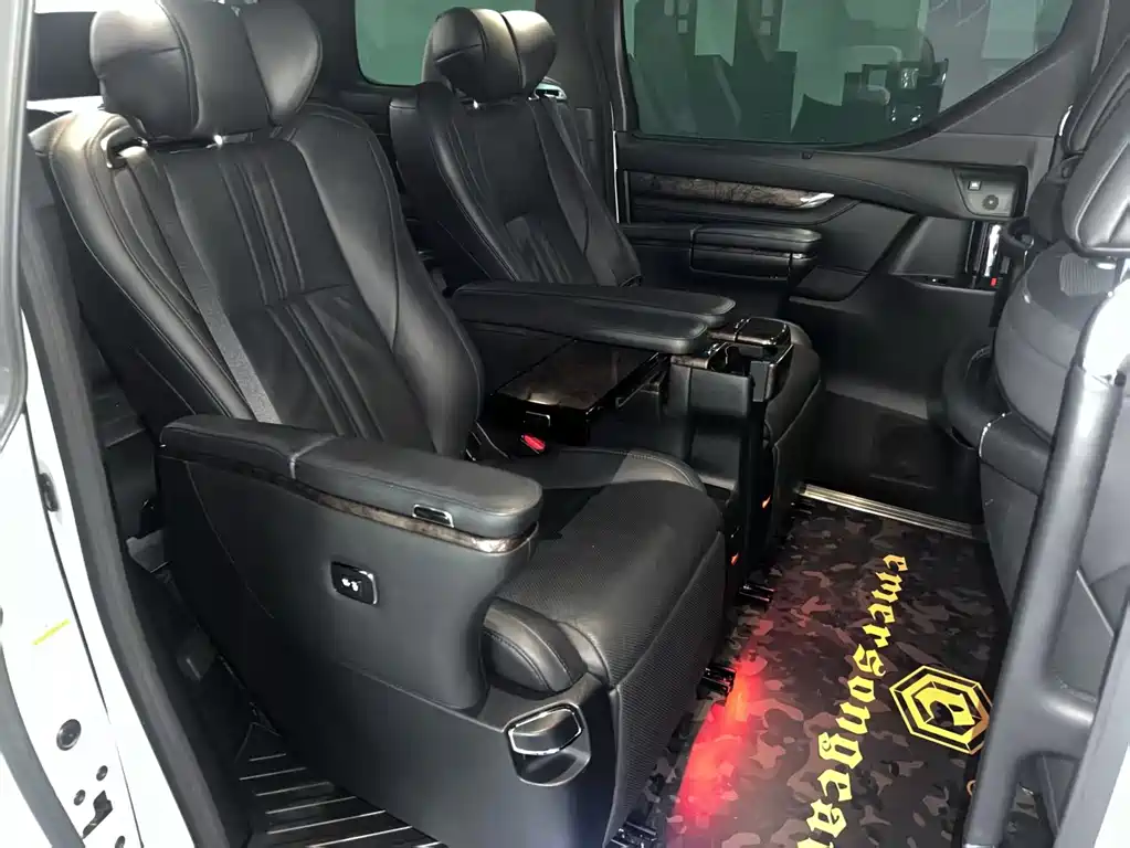 Toyota Alphard — фото 9