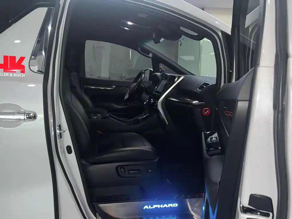 Toyota Alphard — фото 10