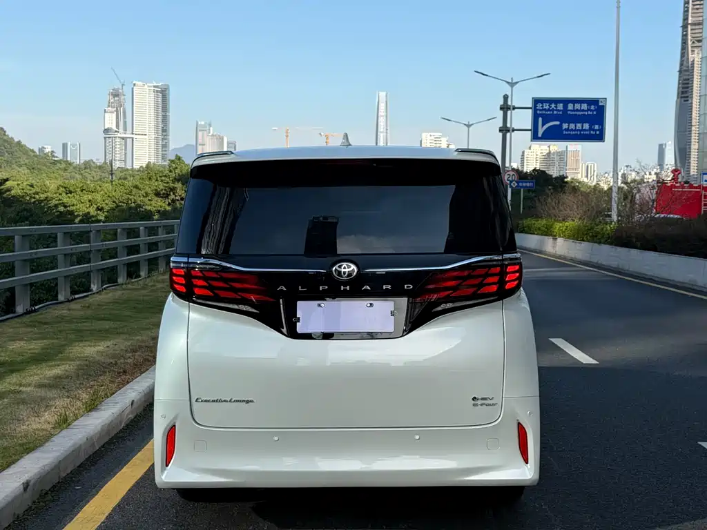 Toyota Alphard — фото 3