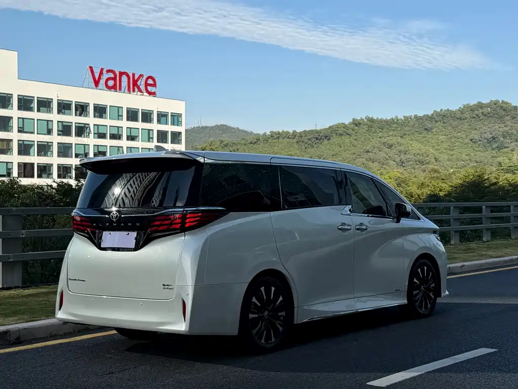 Toyota Alphard — фото 4