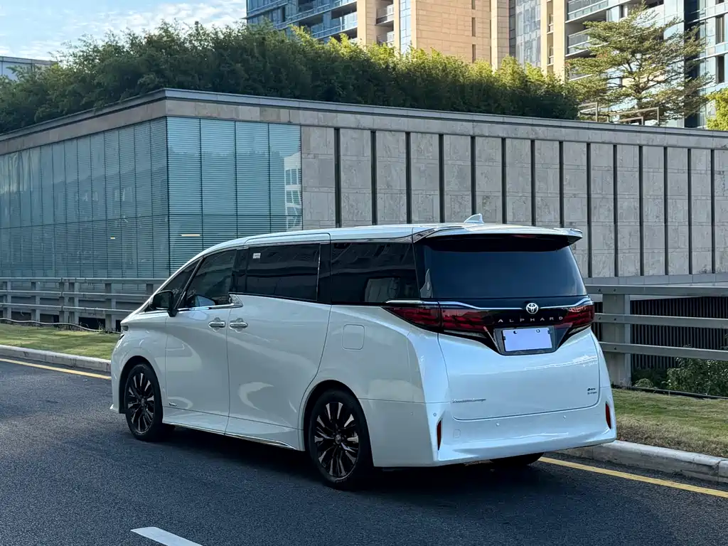 Toyota Alphard — фото 6