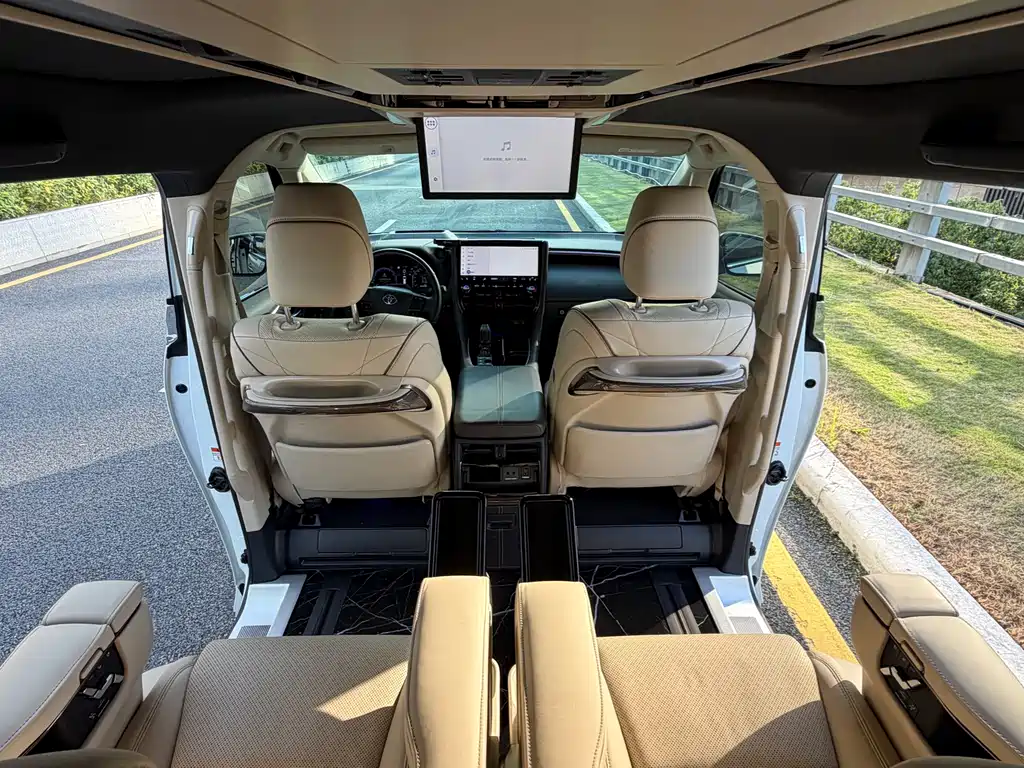Toyota Alphard — фото 9