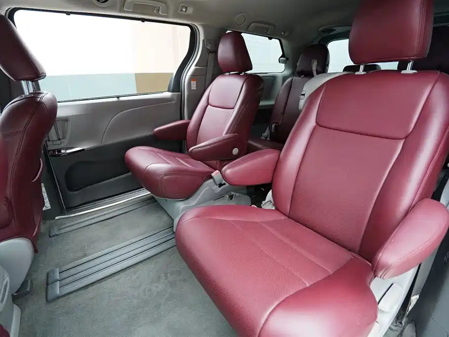 Toyota Sienna — фото 14