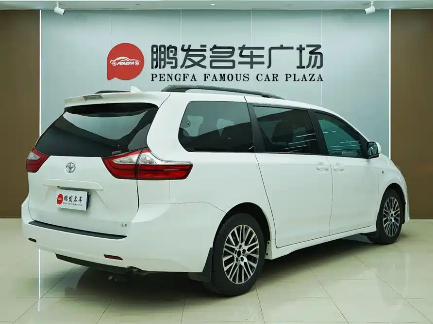 Toyota Sienna — фото 20