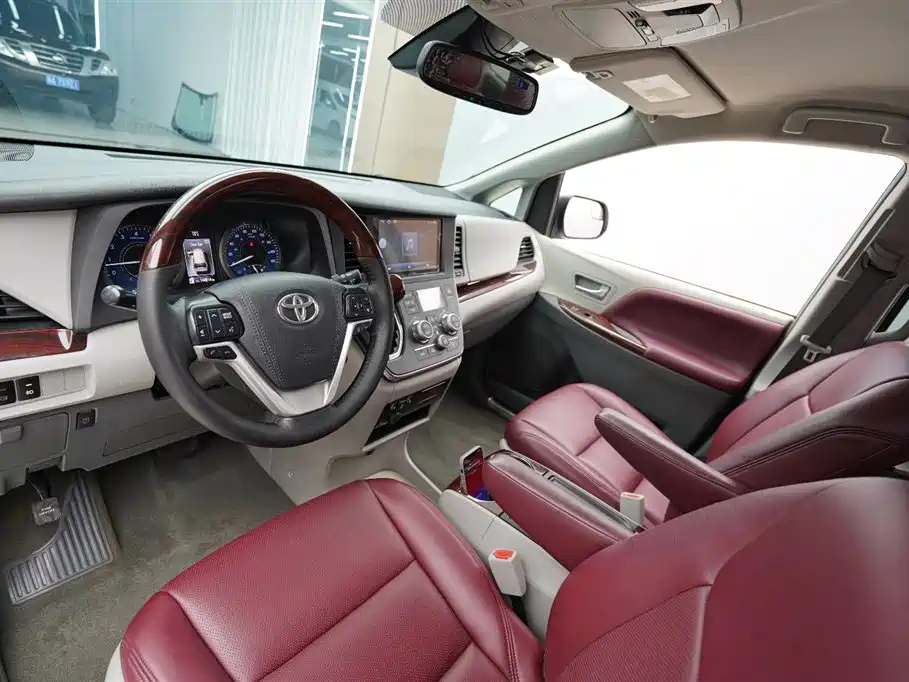 Toyota Sienna — фото 3