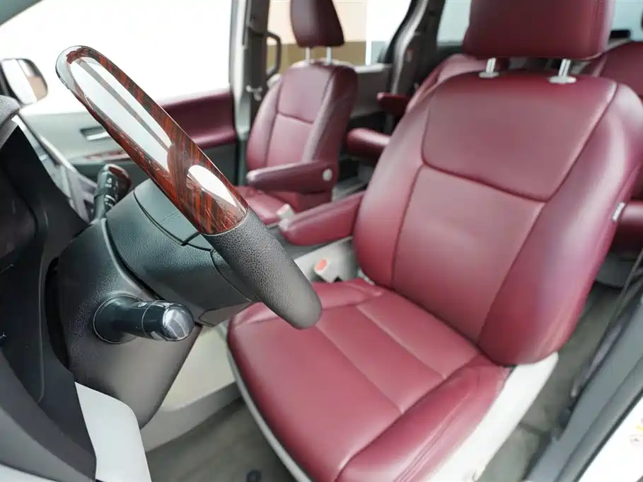 Toyota Sienna — фото 4