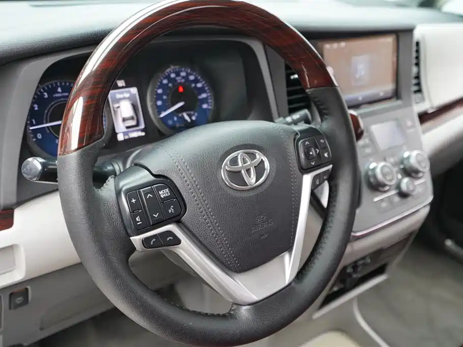 Toyota Sienna — фото 8
