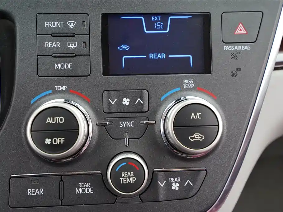Toyota Sienna — фото 10