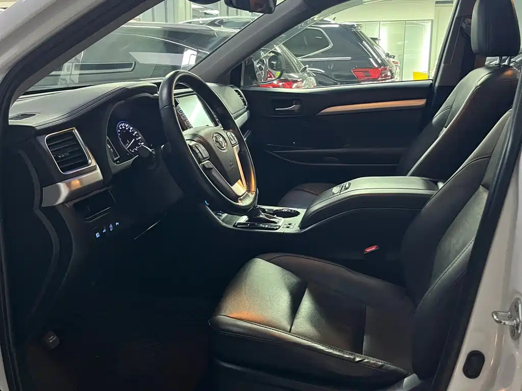 Toyota Highlander — фото 14