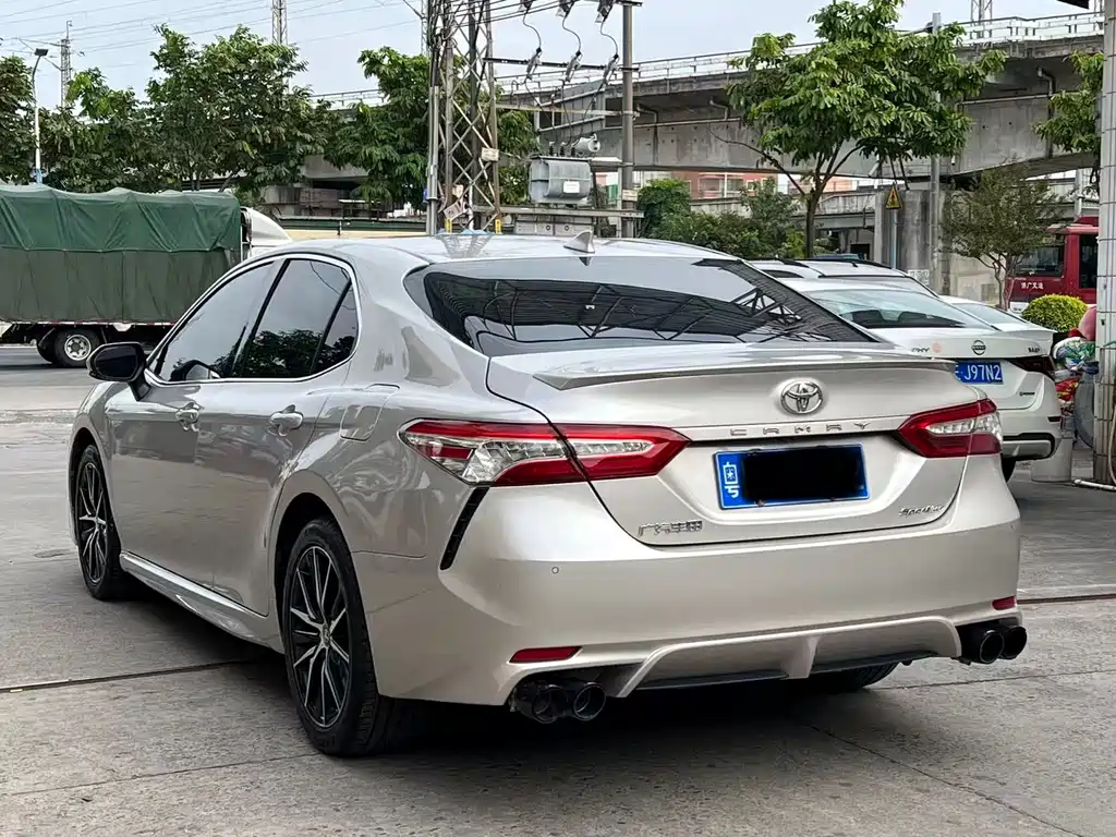 Toyota Camry — фото 9
