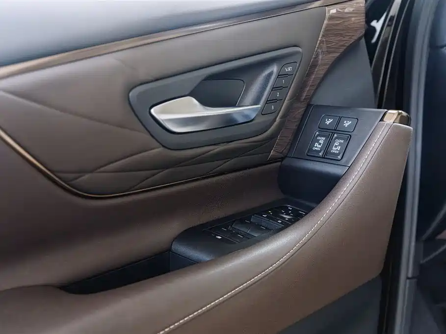 Toyota Vellfire — фото 18