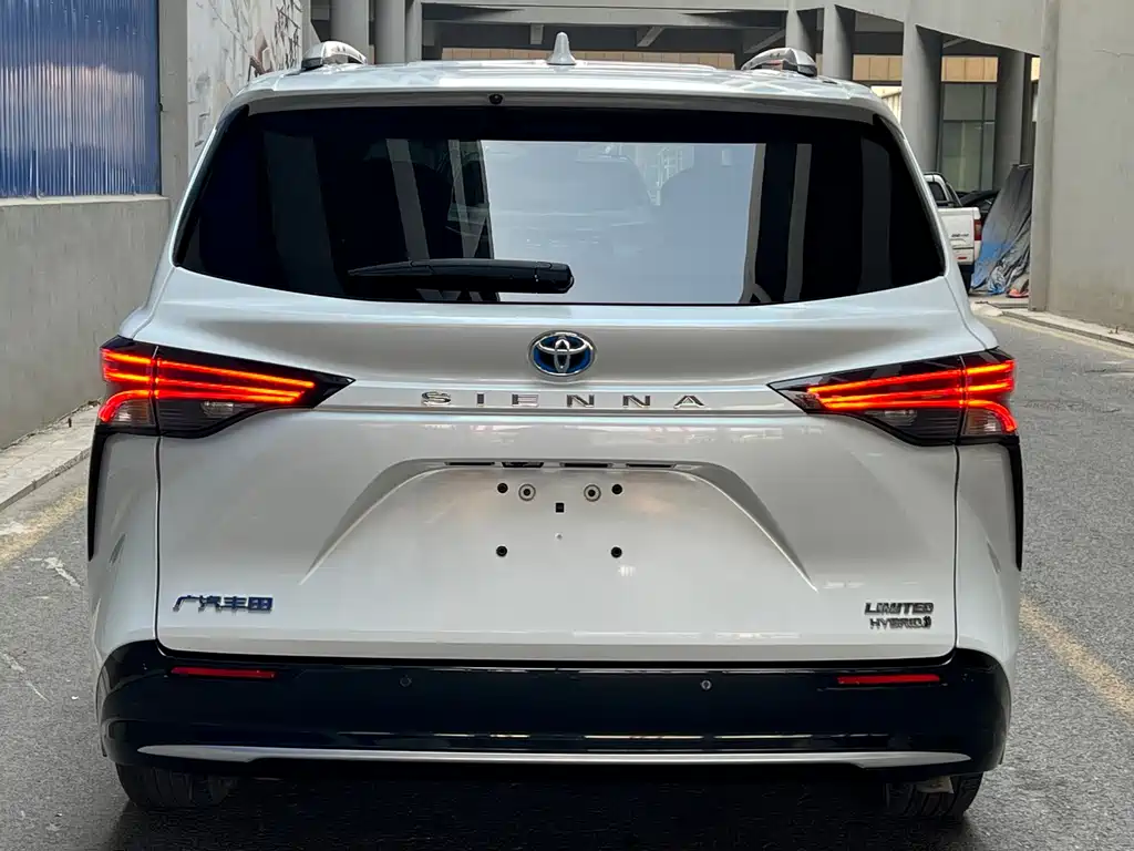 Toyota Sienna — фото 3