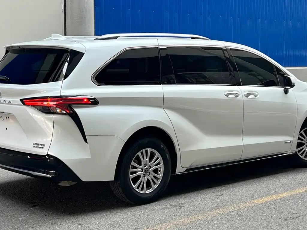 Toyota Sienna — фото 5