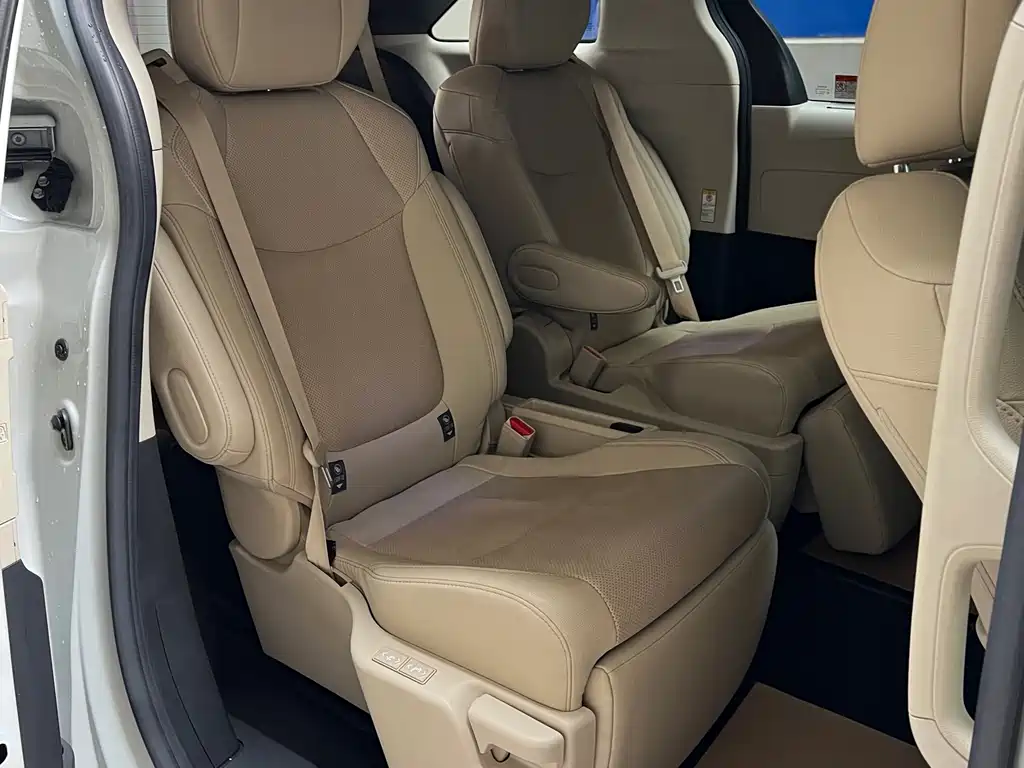 Toyota Sienna — фото 10