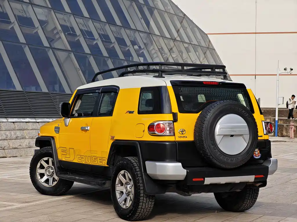 Toyota FJ Cruiser — фото 8