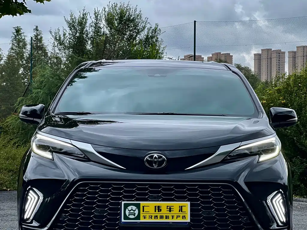 Toyota Granvia — фото 2