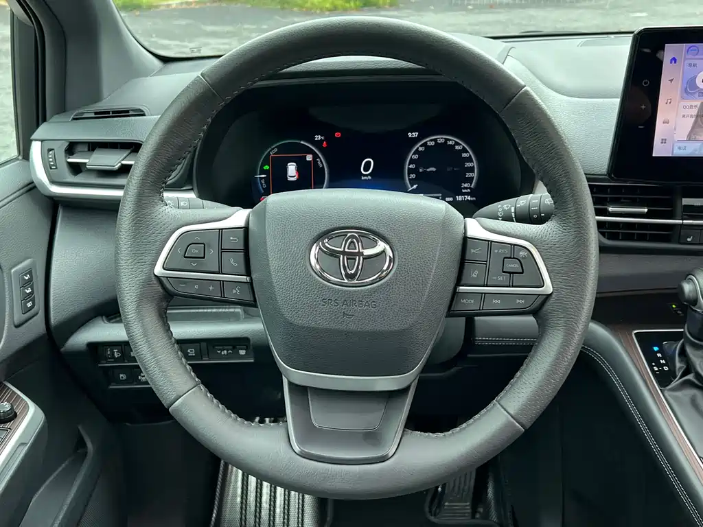 Toyota Granvia — фото 11
