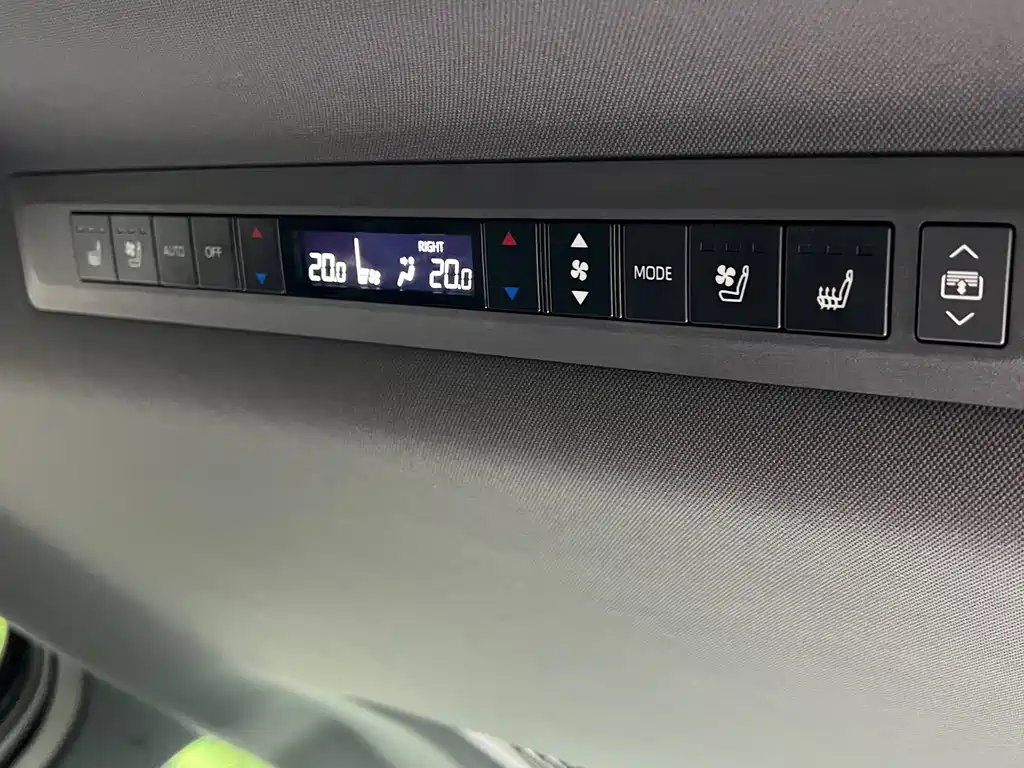 Toyota Granvia — фото 13