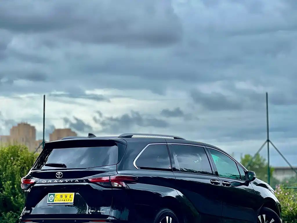 Toyota Granvia — фото 4