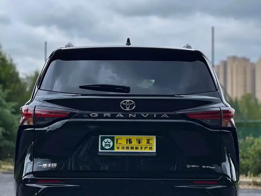Toyota Granvia — фото 5