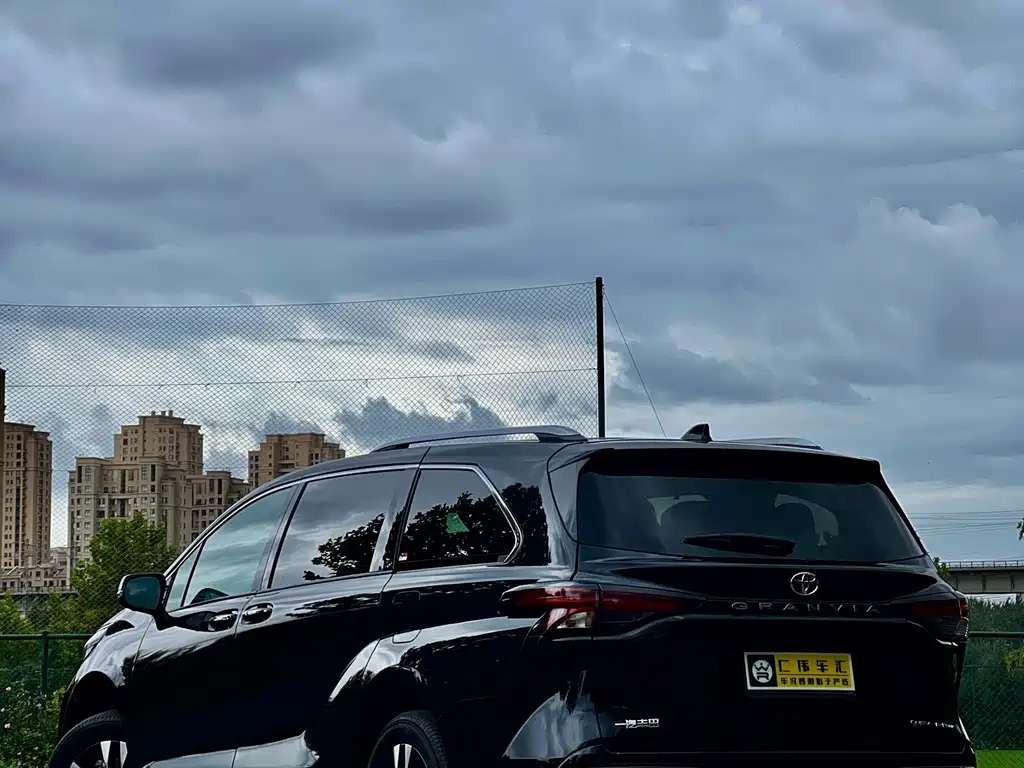 Toyota Granvia — фото 6