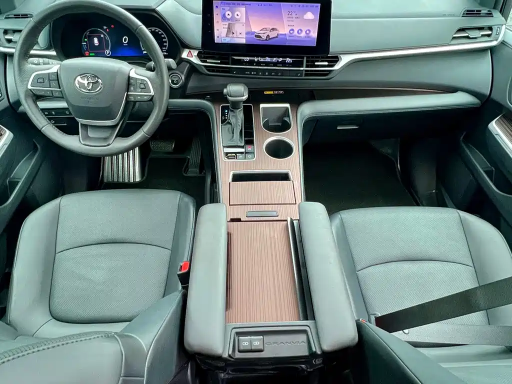 Toyota Granvia — фото 9