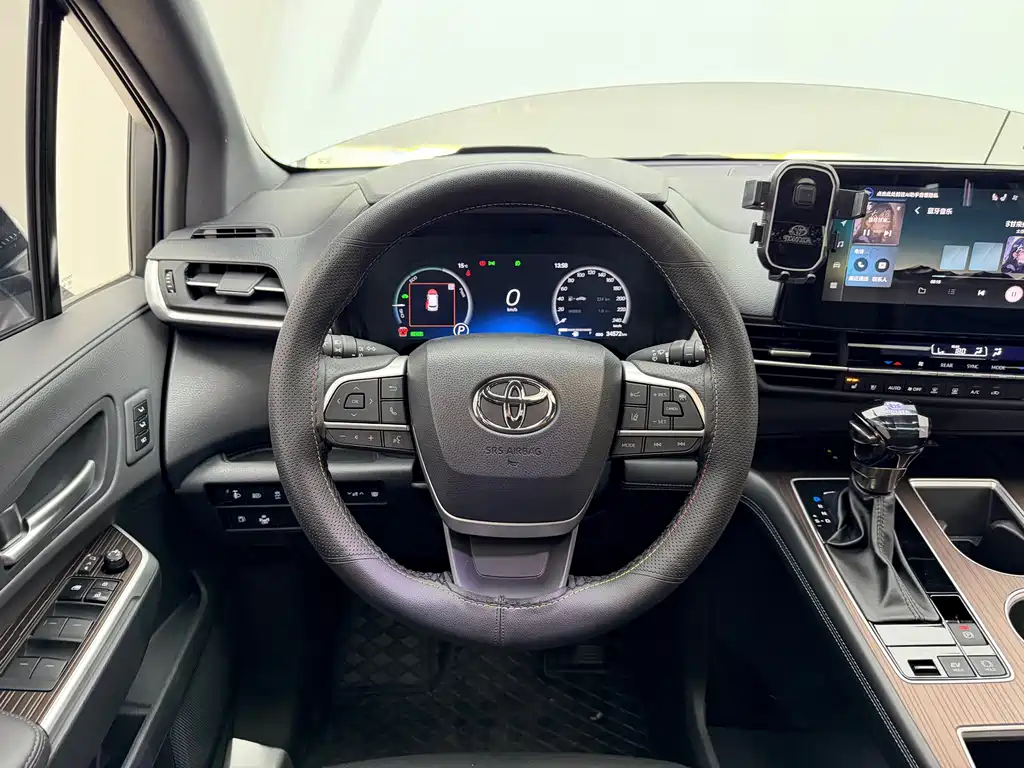 Toyota Granvia — фото 4